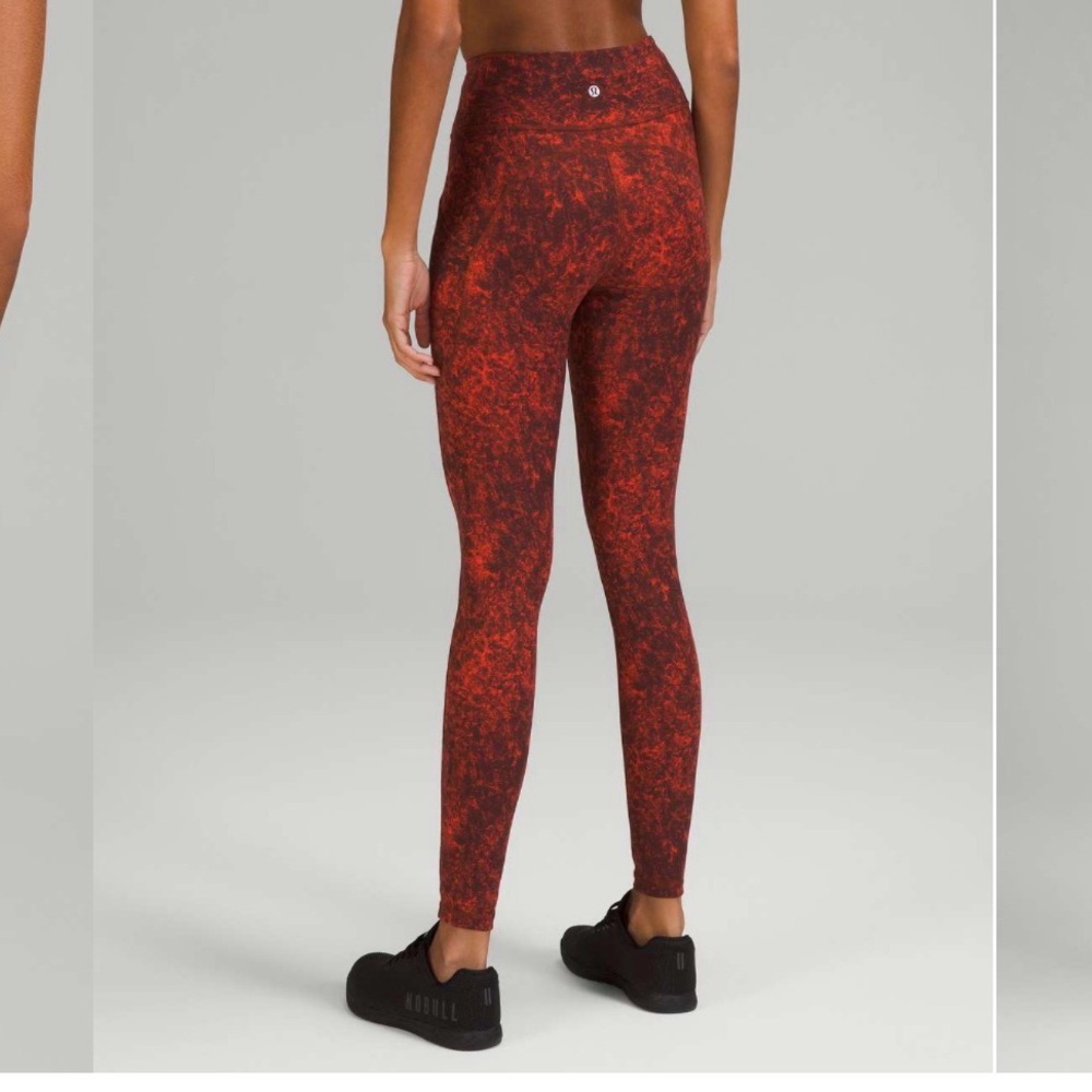 Lululemon Invigorate High-Rise Tight 28"
Denim Wash Print Autumn Red Black sz 4